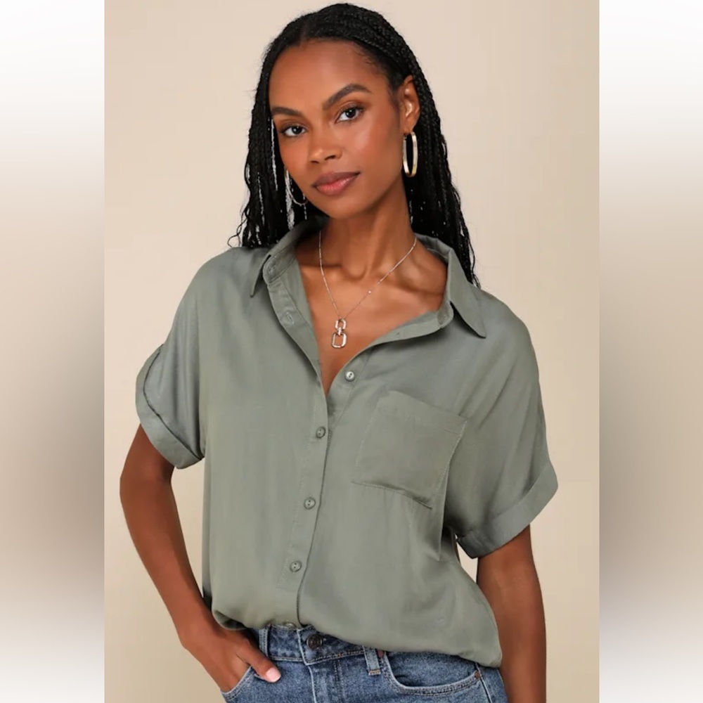 LuLus Blythe Olive Green Short Sleeve Button-Up Top. Size Small